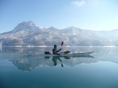 Kayak sur le lac de Serre-Ponçon après la neige de décembre 2008