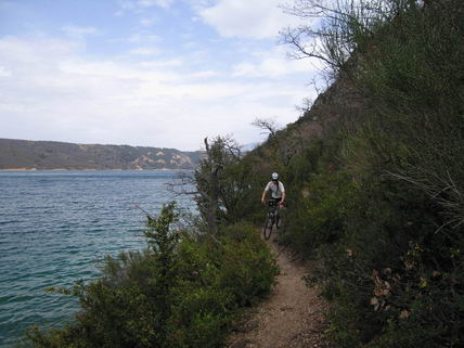 sentier VTT au bord du lac