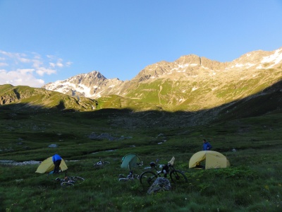 Lumières chaudes du soir au pied du col du Bonhomme Lumières chaudes du soir au pied du col du Bonhomme