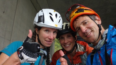 Johanna, Sylvie et Olivier reprennent sous la pluie le trip interrompu à Moûtiers Johanna, Sylvie et Olivier reprennent sous la pluie le trip interrompu à Moûtiers
