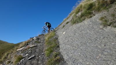 Joli single-track pour descendre du col des Prés Nouveaux direction l'Oisans Joli single-track pour descendre du col des Prés Nouveaux direction l'Oisans