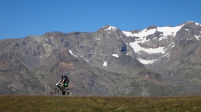 Montée entre Besse en Oisans et le plateau d'Emparis avec vue sur les Grandes Rousses Montée entre Besse en Oisans et le plateau d'Emparis avec vue sur les Grandes Rousses