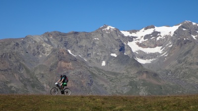 Montée entre Besse en Oisans et le plateau d'Emparis avec vue sur les Grandes Rousses