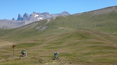 Plateau d'Emparis, col St Georges, on profite de la vue sur les aiguilles d'Arves avant de contempler celle sur les Ecrins ! Plateau d'Emparis, col St Georges, on profite de la vue sur les aiguilles d'Arves avant de contempler celle sur les Ecrins !