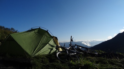 Bivouac au-dessus de Valmorel, le mont Blanc en toile de fond Bivouac au-dessus de Valmorel, le mont Blanc en toile de fond