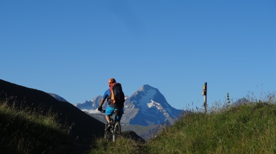 Arrivée en Oisans avec la Roche de la Muzelle au fond