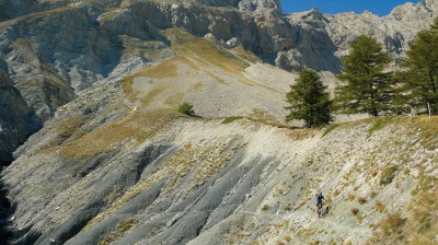 Sous les falaises du pic de Bure