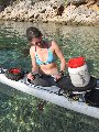 Chargement d'un kayak : affaires, eau, nourriture