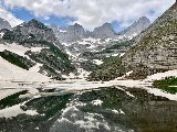 Les lacs encore bien enneigés dans la montée du Maja e Jezerces en Albanie.
