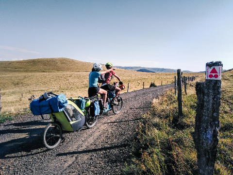 Massif central : tandem VTT en famille sur la GTMC 