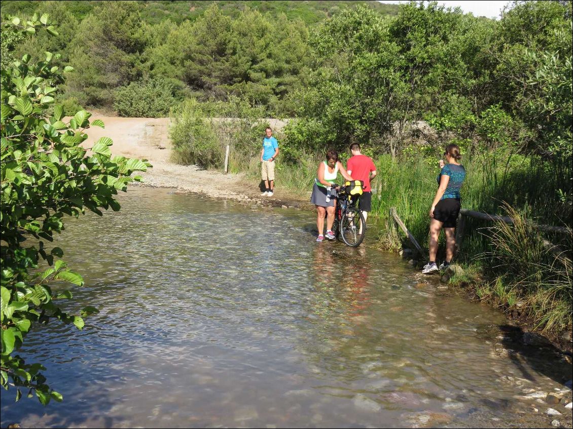 Passage d'un gué en eau sur la Costa Verde