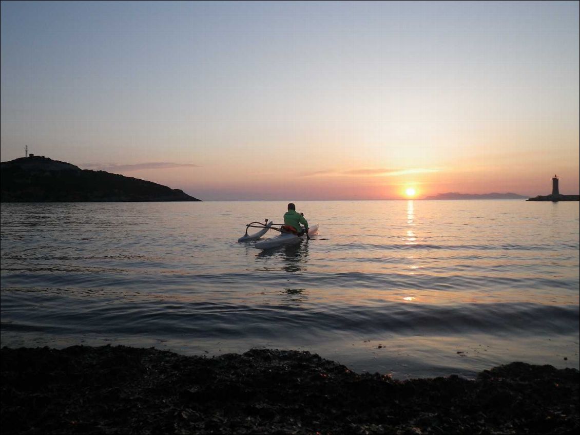 Couverture de tour de Corse en pirogue