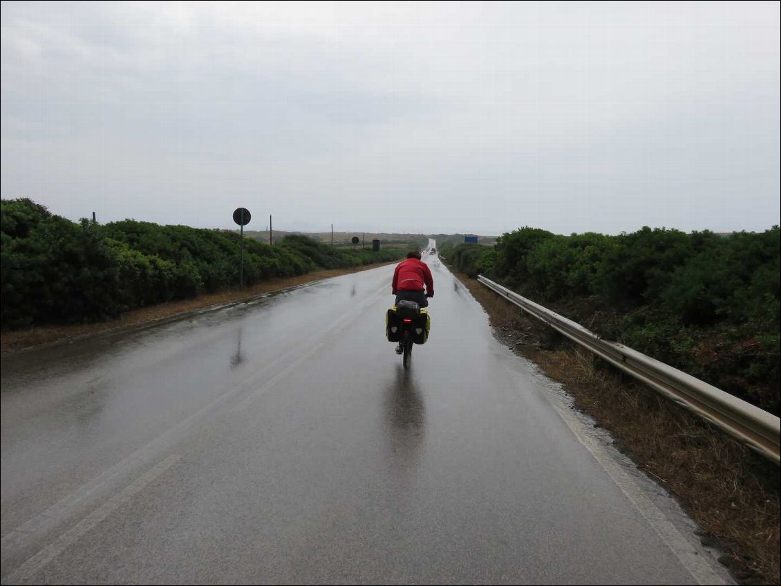 Derniers coups de pédales vers Porto-Torrès sous la pluie!