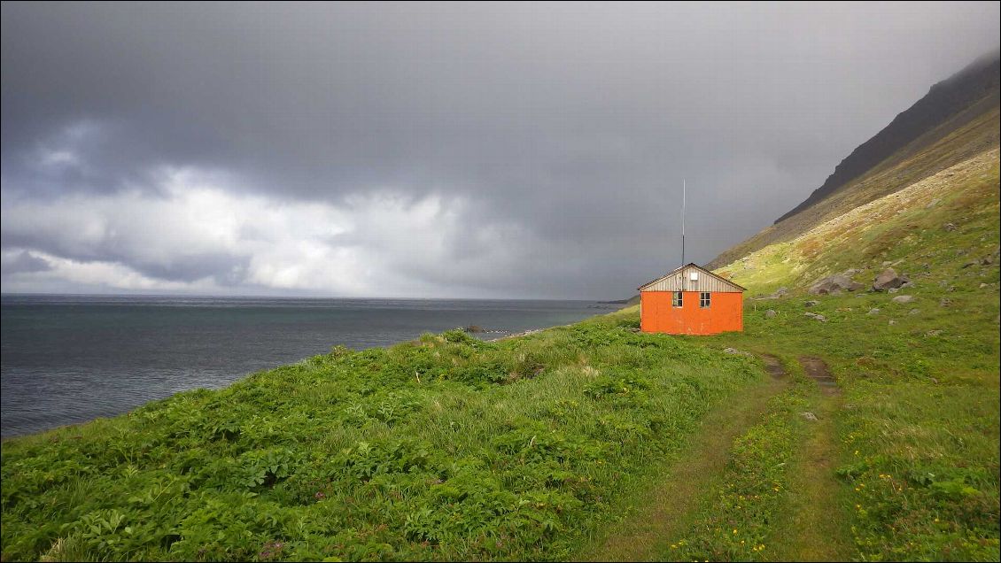 Le refuge au niveau de l'air de Bivouac de Fljotavik.