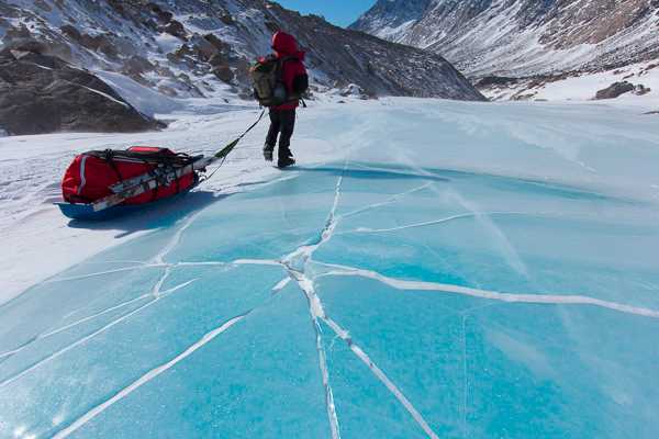 La rivière gelée est fracturée par endroit, formant parfois des sortes de cratères de blocs de glace.