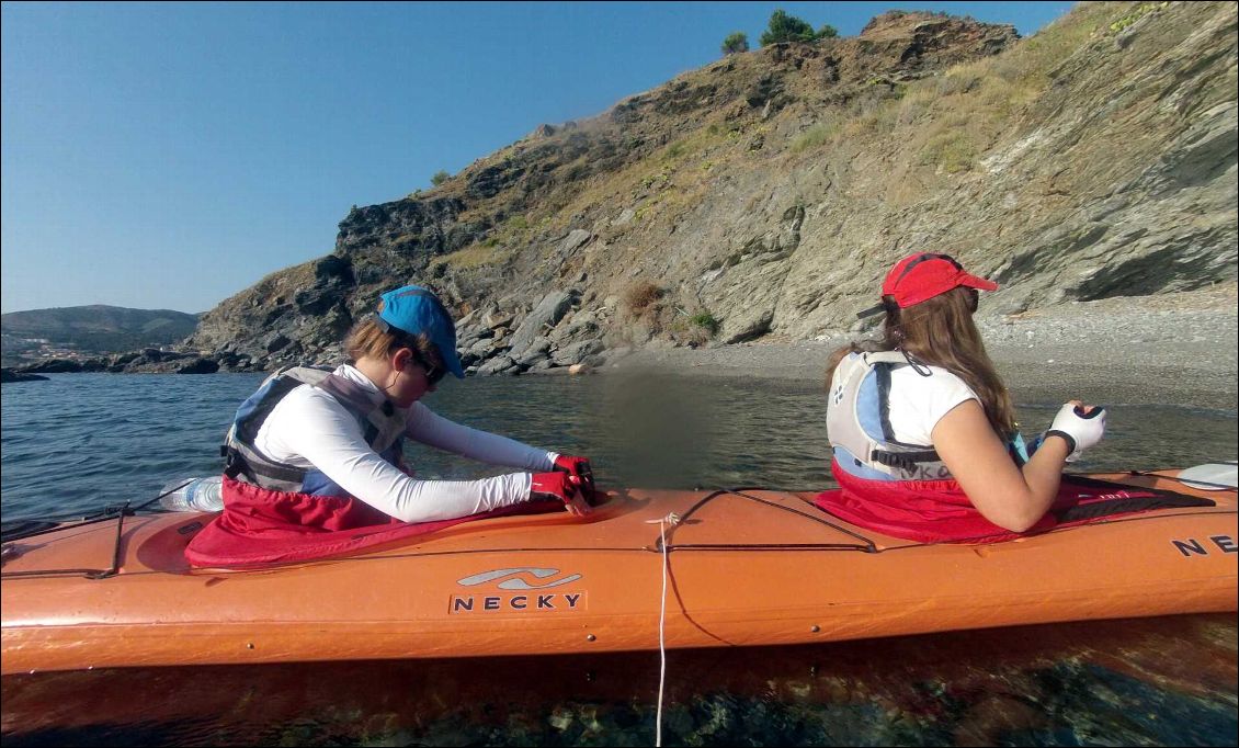 Lucie et Eléa prennent le k2.
Pas toujours facile de mettre la jupe sur le k2.