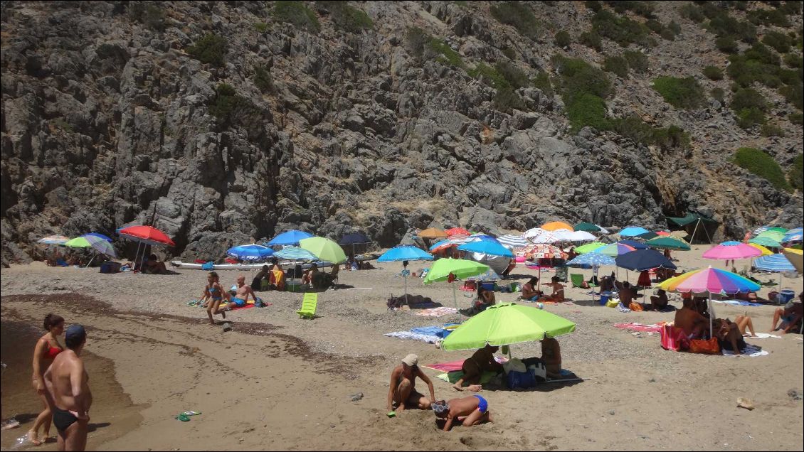 Derrière les parasols, les kayaks....