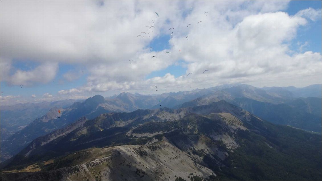 La crête de la Blanche, notre trip se fera à l'E-SE dans les belles montagnes des Alpes de Haute Provence. Photo prise en parapente pendant la période des championnats de France en septembre 2014 : on voit d'ailleurs la grappe des compétiteurs pendant que nous étions tranquillement dans le "thermique spectateurs" :-)