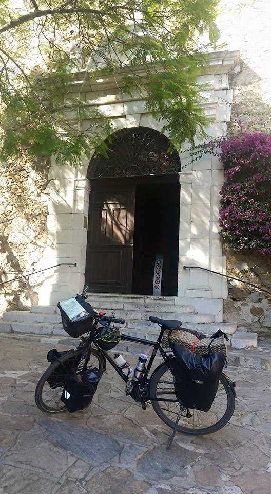 Arrivée devant l'église de Bormes les Mimosas