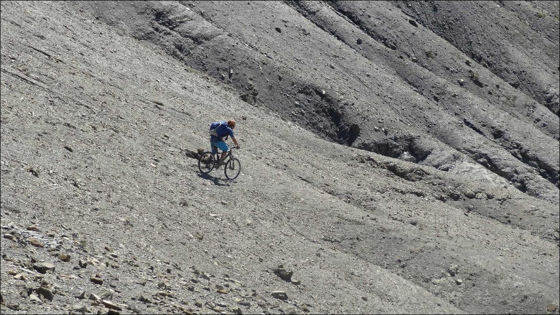 La descente du col laisse espérer que ça va rouler