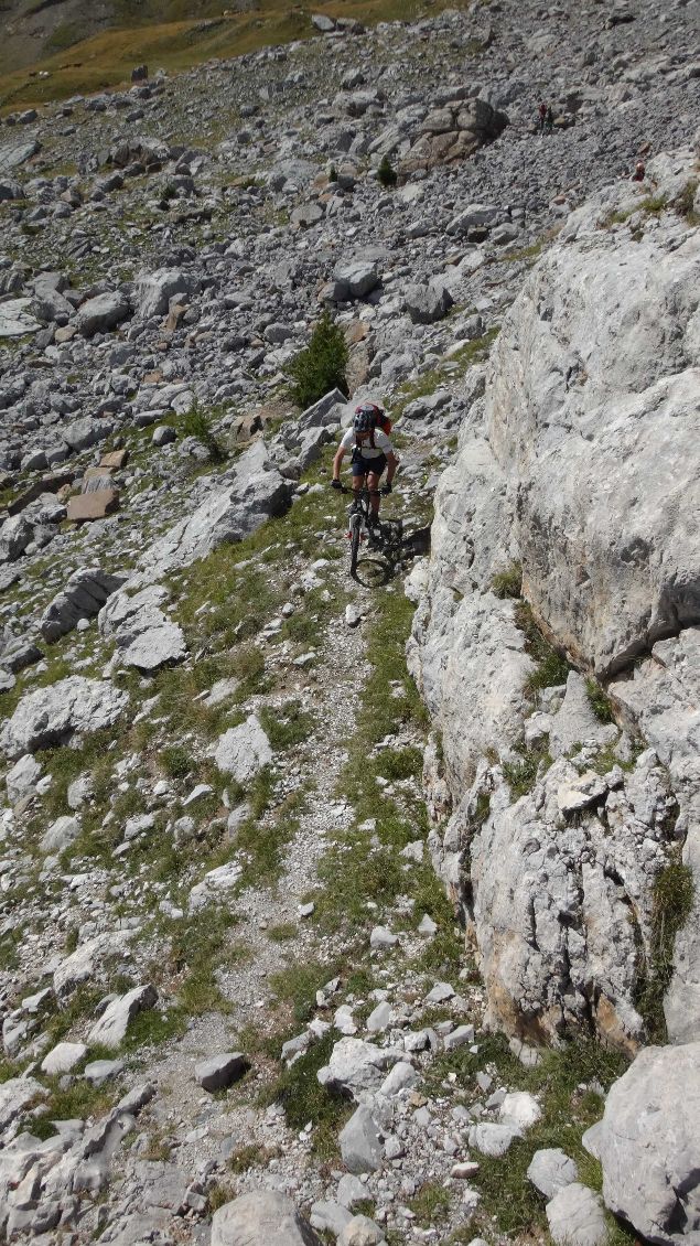 Les éboulis cèdent la place à un petit sentier finalement assez roulant