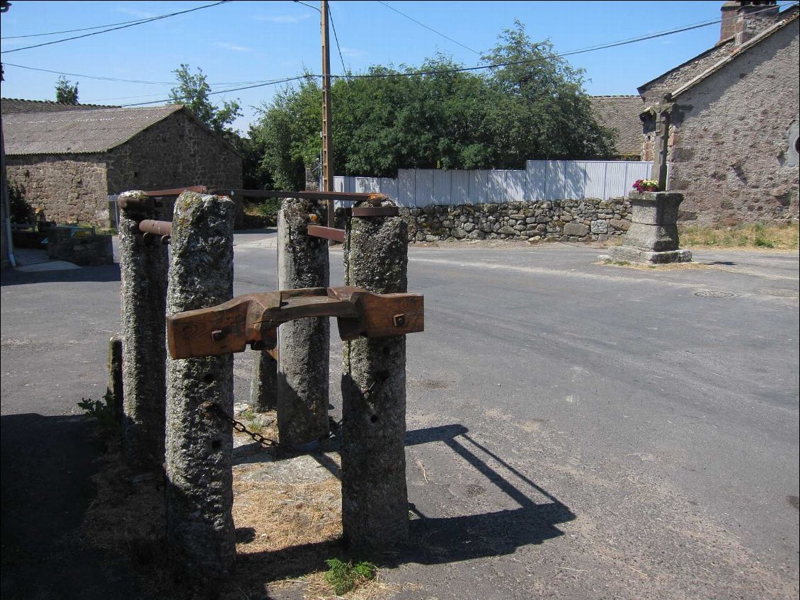 Le ferradou et la croix en granit à la Villedieu