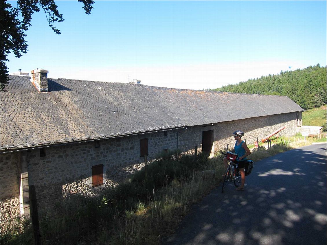 Toit d 'ardoise impressionnant. Lozère oblige.