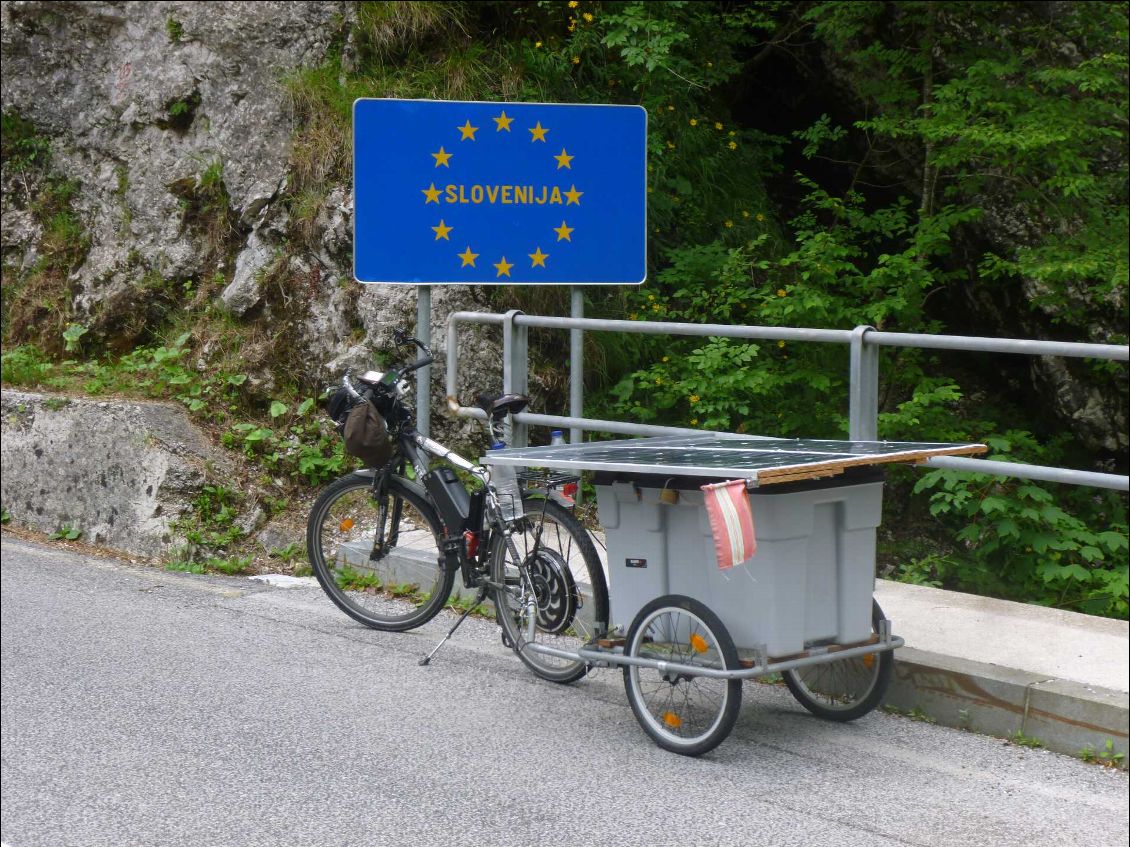 13 juillet : après une semaine de "marche d'approche", j'arrive bientôt à Trenta, au pied du Triglav, au début officiel de ma balade alpine ; mais depuis ce matin, mon système de recharge solaire ne fonctionne plus...