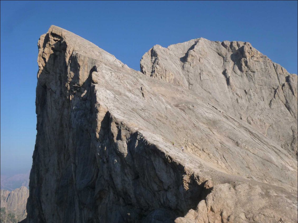 Pico Vermel au NO du col ; pour l'échelle, on distingue 2 personnes sur son flanc...