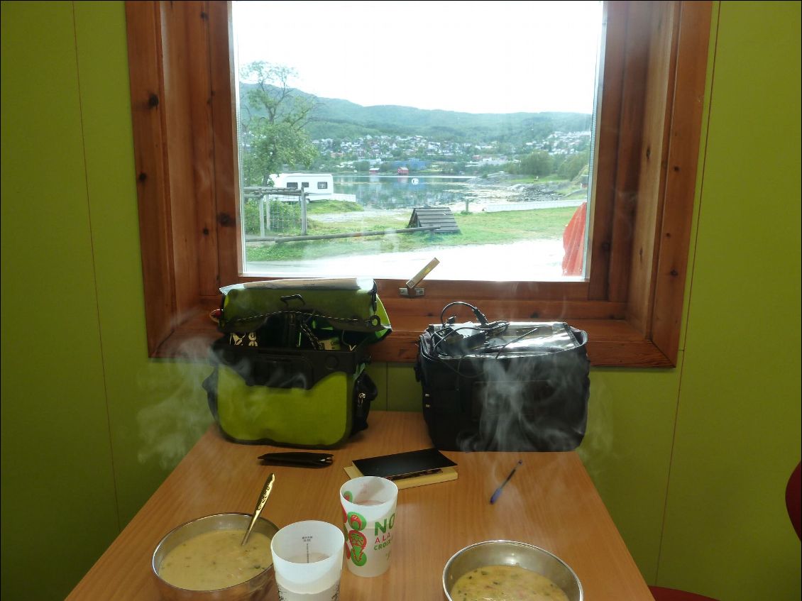 Petite soupe "Lofoten", au chaud dans la cuisine du camping !