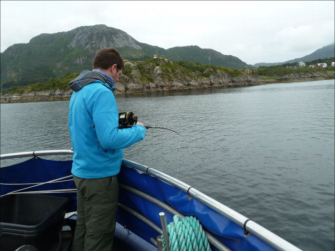 Tentative de pêche (le fond est à 90m, et les poissons "autour de 60m"...)