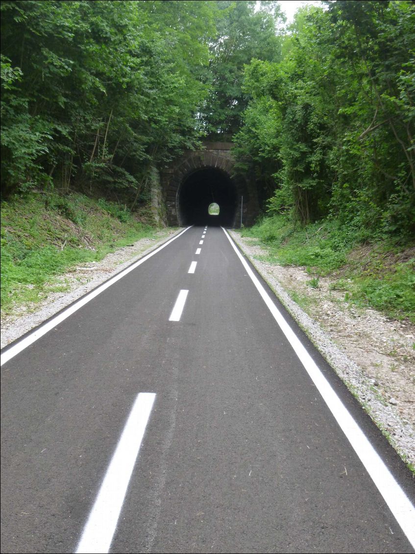 Un des nombreux tunnels sur la piste cyclable