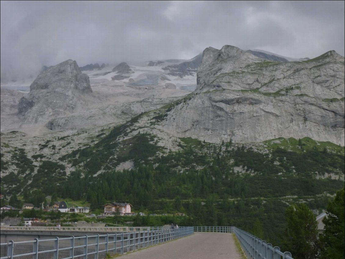 Le barrage en arrivant à la Marmolada