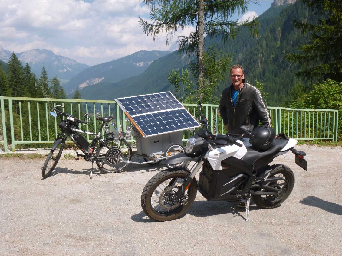 Moto électrique vs vélo solaire : le match alternatif !