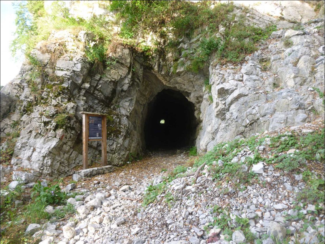 ... les militaires italiens ont fait un trou dans la montagne !