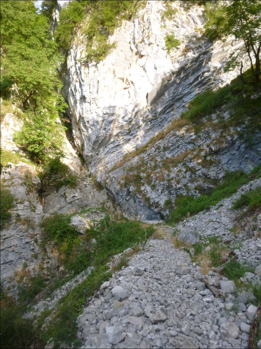 Ici, on croit que le chemin vient s'arrêter contre la falaise.