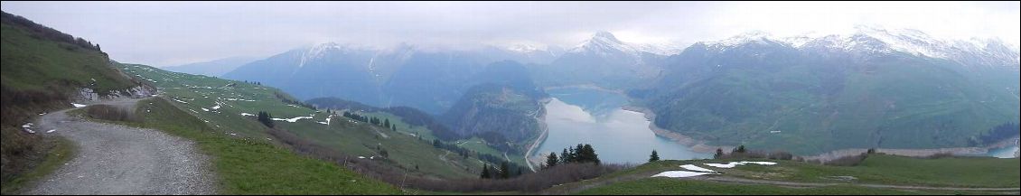 Première journée de 15 kms, du Plan de la Laie jusqu'au Passage de La Charmette. Vue magnifique, malgré les nuages, sur le lac de Roseland.