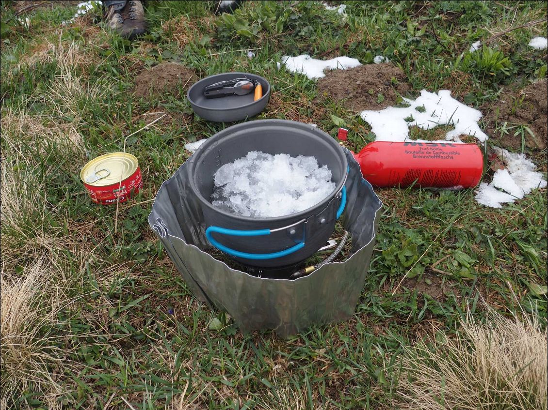 Première économie... La neige sera fondue pour faire cuire les pâtes. C'est aussi l'annonce, d'un nouveau régime alimentaire qui nous suivra le long de notre voyage..