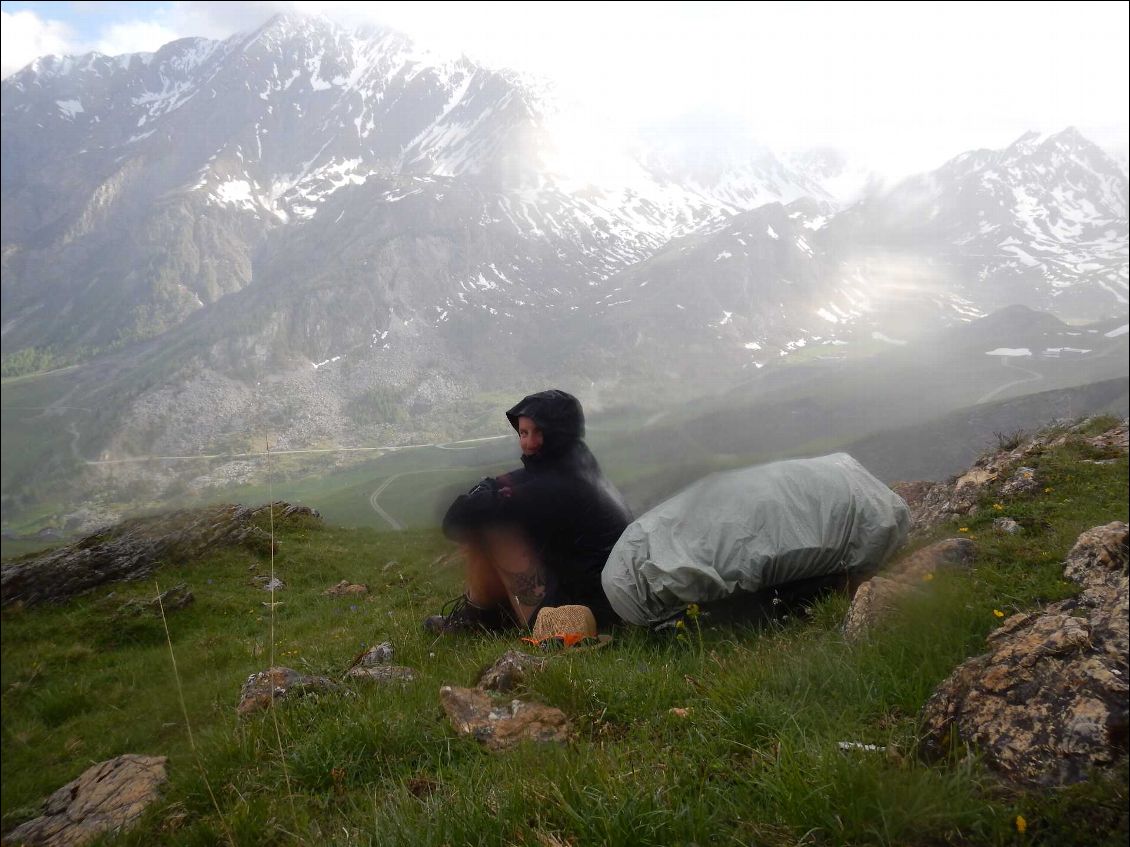 En quelques minutes, le temps se rafraîchit, un vent glacial se lève, une pluie gelée mêlée de neige  vient sur nous.

On a froid, nos mains sont glacées et douloureuses ce qui rend difficile d'installer la tente. 
Dur fin d'après midi. 
On plante, tant bien que mal, la tente, et décidons de repartir le lendemain. 