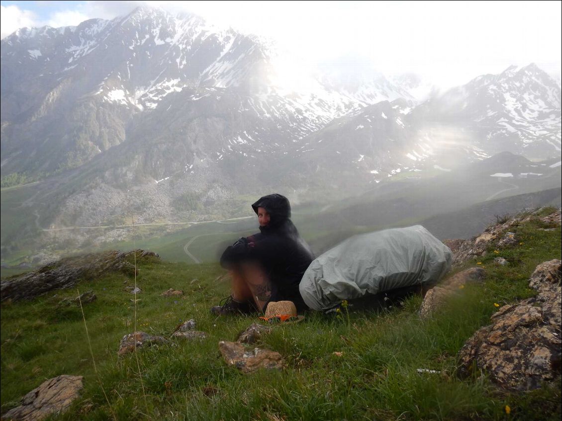 En quelques minutes, le temps se rafraîchit, un vent glacial se lève, une pluie gelée mêlée de neige vient sur nous.
On a froid, nos mains sont glacées et douloureuses ce qui rend difficile d'installer la tente.
Dur fin d'après midi.
On plante, tant bien que mal, la tente, et décidons de repartir le lendemain.