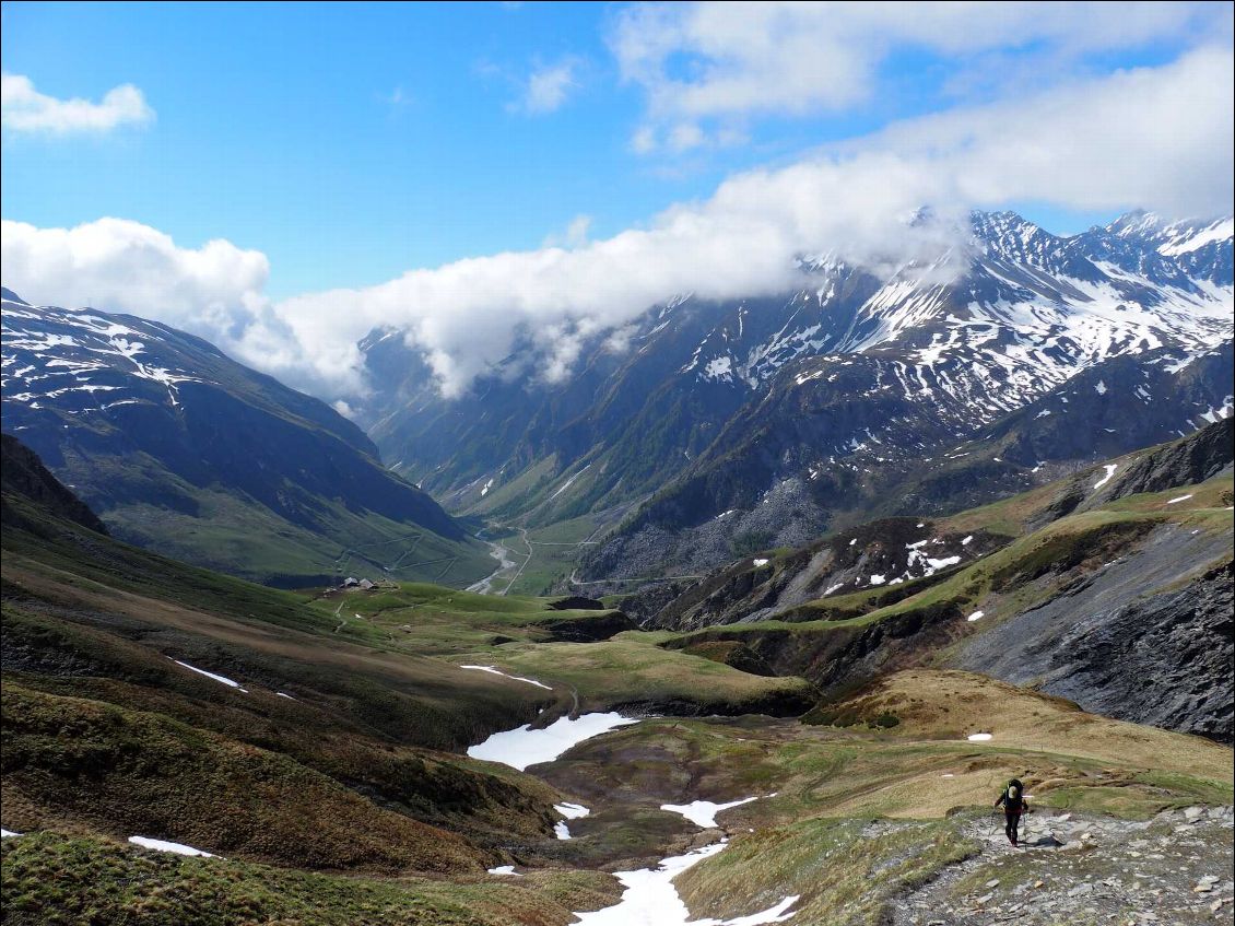 Nous montons vers le col du Bonhomme en laissant derrière nous les Chapieux et sa vallée. 