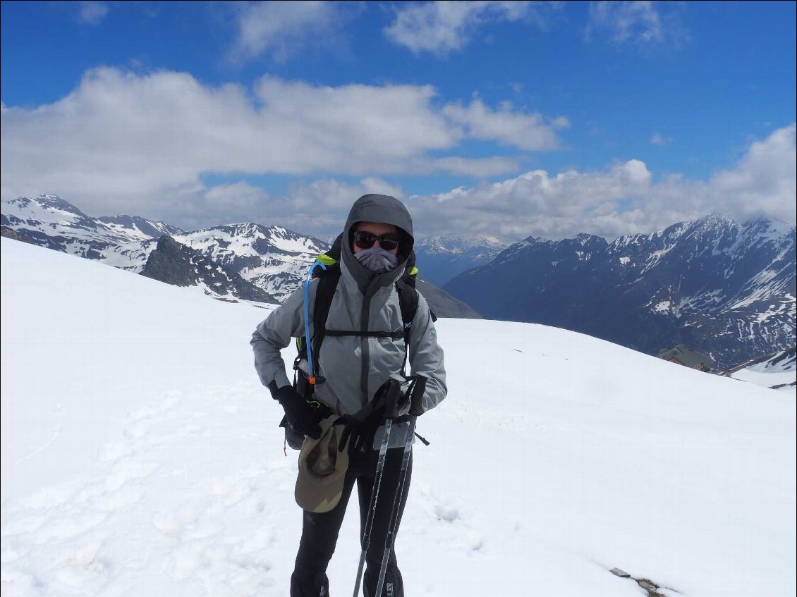 Il y a encore beaucoup de neige, un vent encore glacial que j'ai du mal à supporter rend la rando difficile mais la vue et le beau temps fait que de cette journée une excellente journée.
Heureusement, Pierre c'est très bien se repérer sur les cartes et nous arrivons à passer le col du Bonhomme.