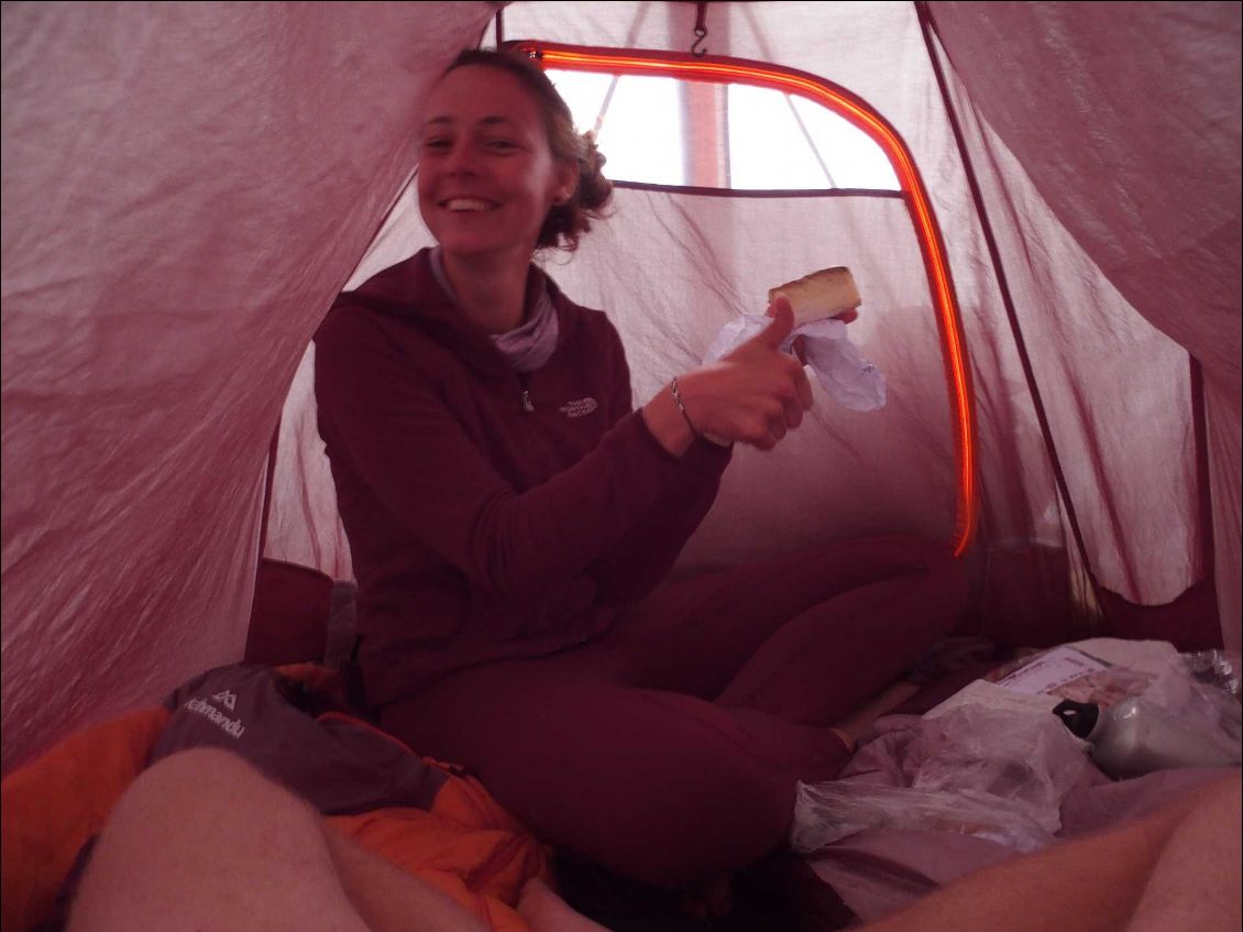 Après cette bonne journée, nous mangeons un morceau de fromage, tomme de Savoie, acheté à Bourg Saint Maurice.