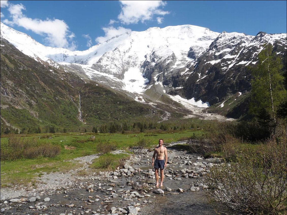 Nous profitons du temps et de la rivière pour nous laver, avec une vue sur le glacier.....