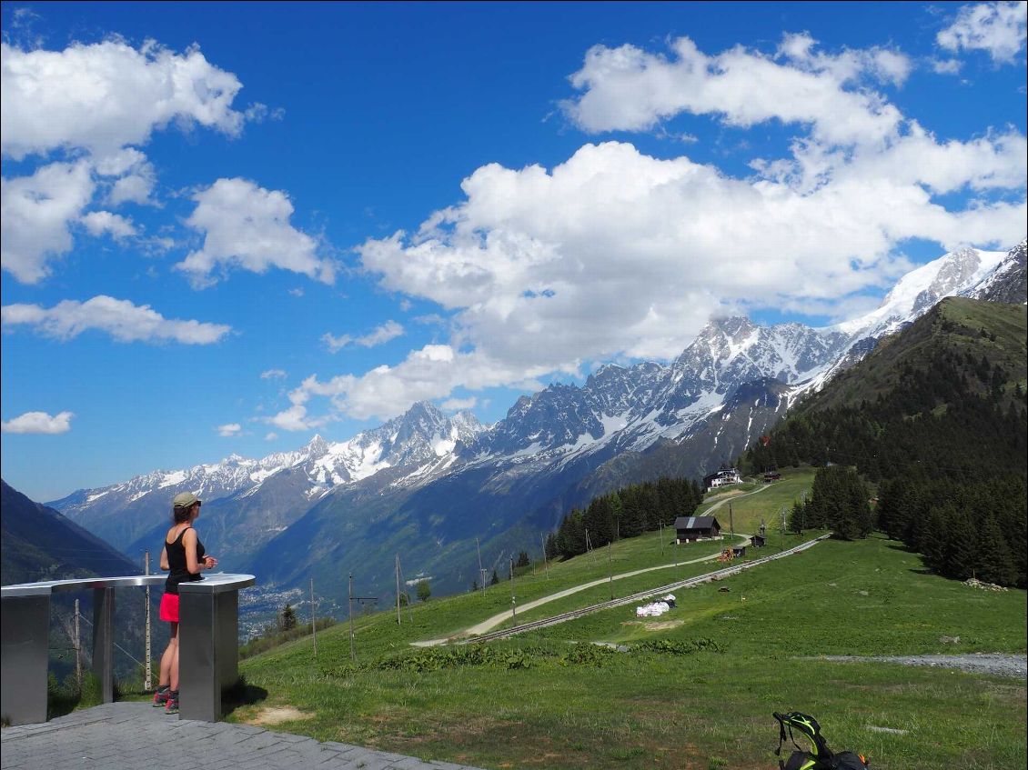 Vue sur la vallée de Chamonix .
Nous y descendons ou nous prendrons un bus direction Chamonix. Nous dormons chez des amis.
Nous apprécions une vraie douche et un vrai lit....