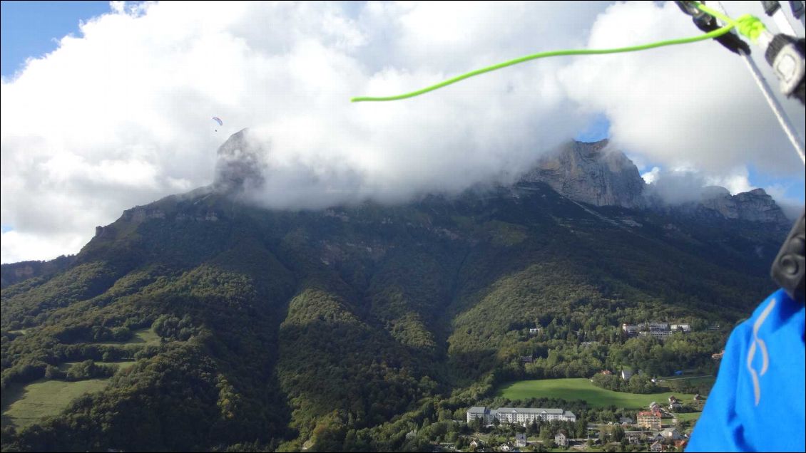 La dent, encore bien dans les nuages, on aperçoit Johanna