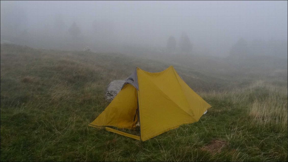 Alors on remonte le tarp, pour 2h d'attente sous la pluie