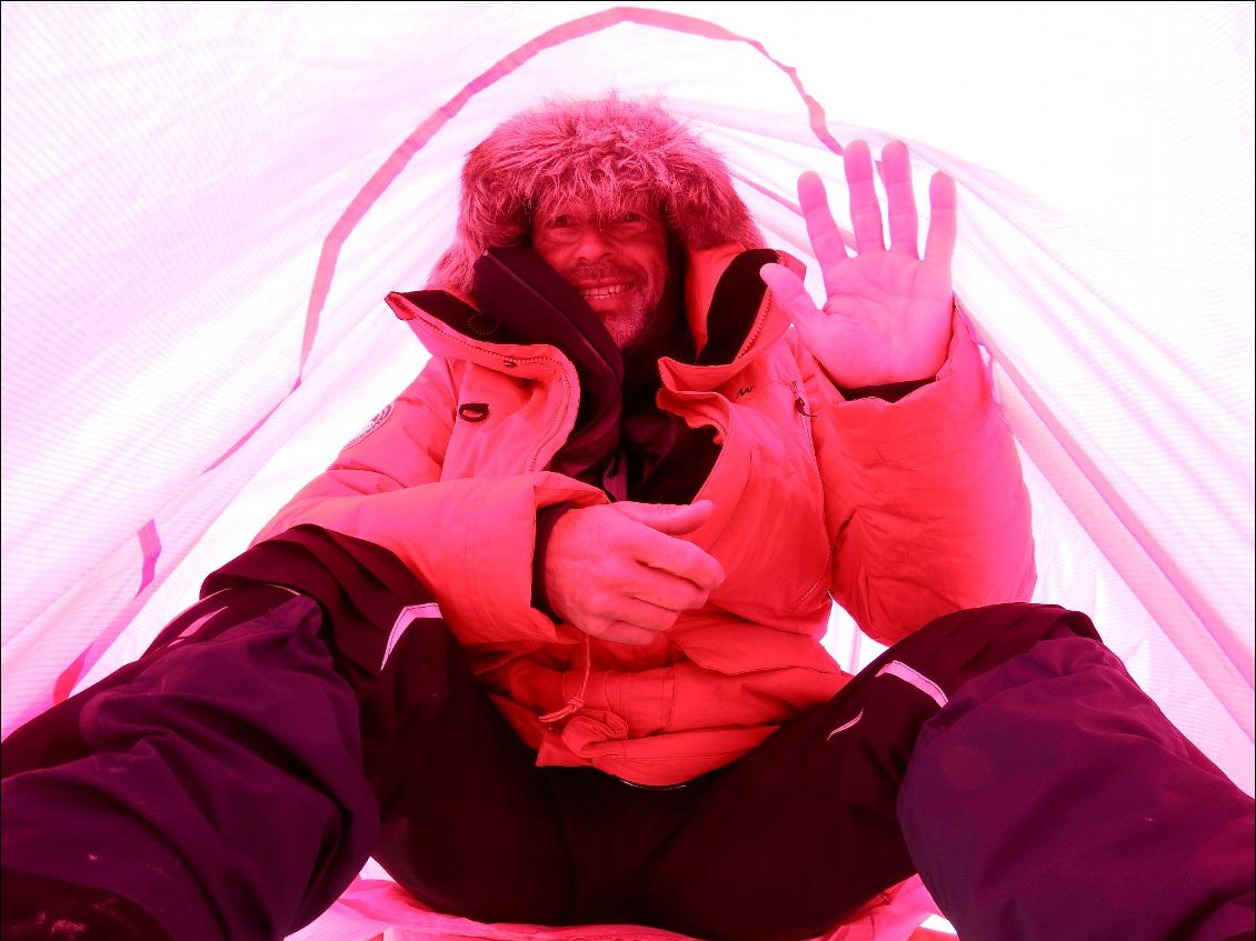 Mon petit abri en toile de parapente qui m'a permis de manger bien au chaud à l'abri du vent