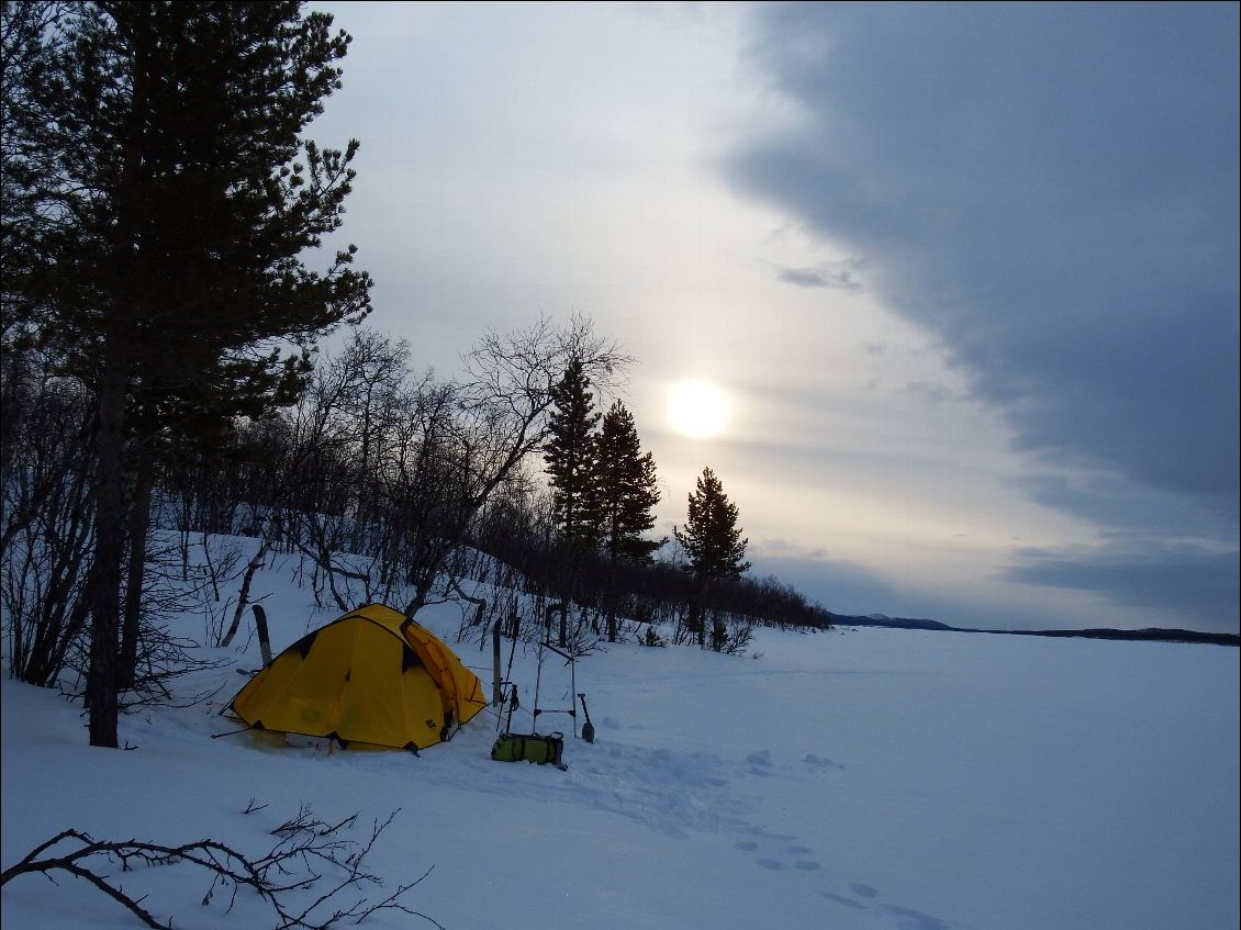 Bivouac reposant au bord du lac de Laddjujavri