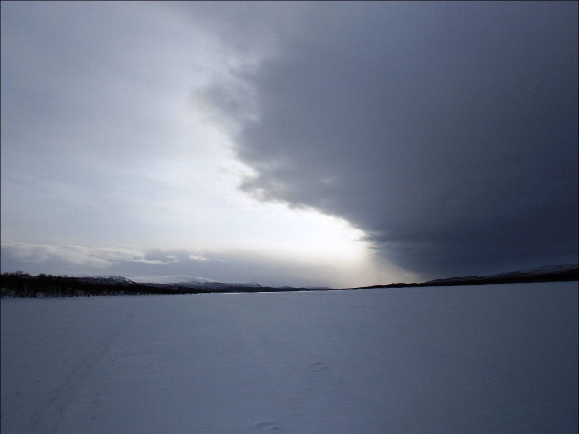 Sur le Lac de Paiittasjavri. Le dernier bivouac est là-bas, tout au fond...